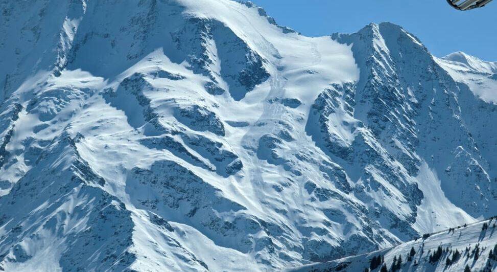 Под снежной лавиной во французских Альпах погибли шесть лыжников