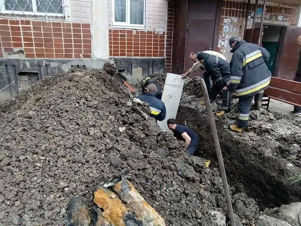 В городе на Харьковщине коммунальщика засыпало землей во время работ (фото)