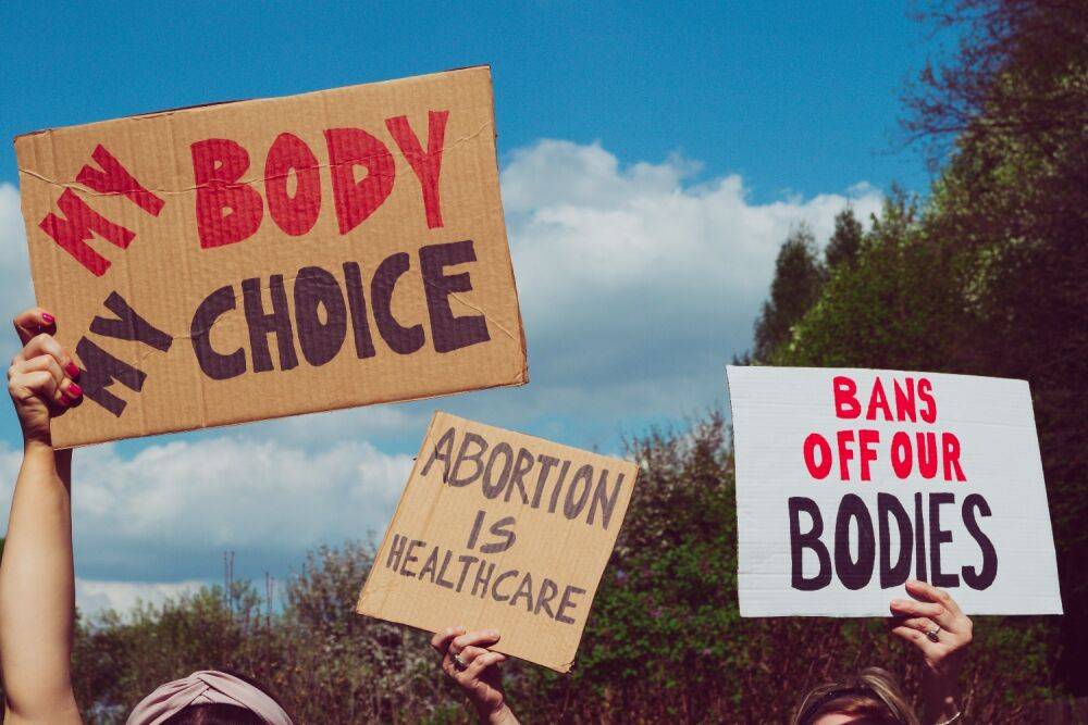 Судья в США запретил таблетки для абортов: скандал затронул даже Байдена