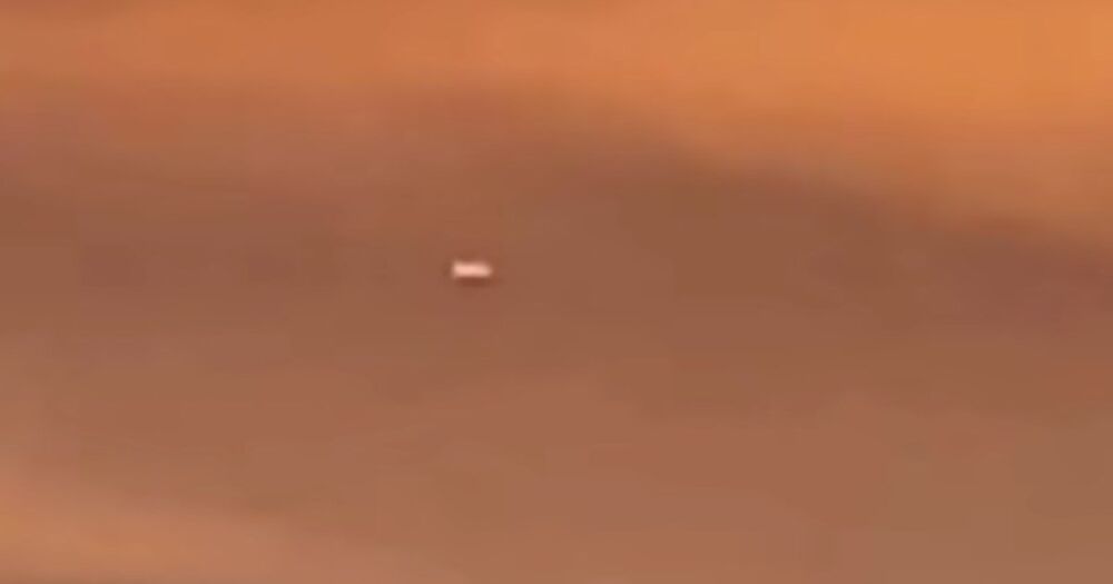 Без крыльев и маркировки: пассажир самолета зафиксировал НЛО на видео