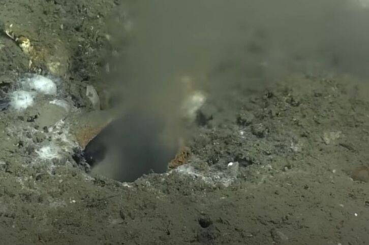 Очень тревожно: ученые "онемели", когда обнаружили огромную дыру на дне моря, из которой что-то несется