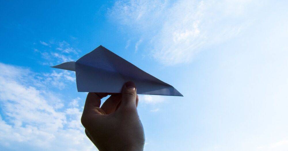 "Это нереально": инженеры Boeing побили мировой рекорд с помощью бумажного самолета (фото)