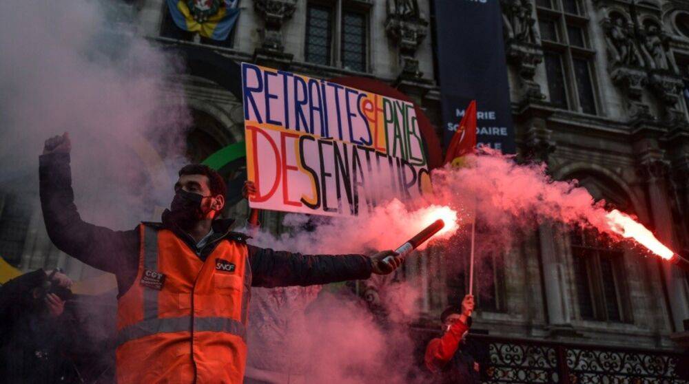 Во Франции продолжаются пенсионные протесты, митингующие подожгли отдел полиции