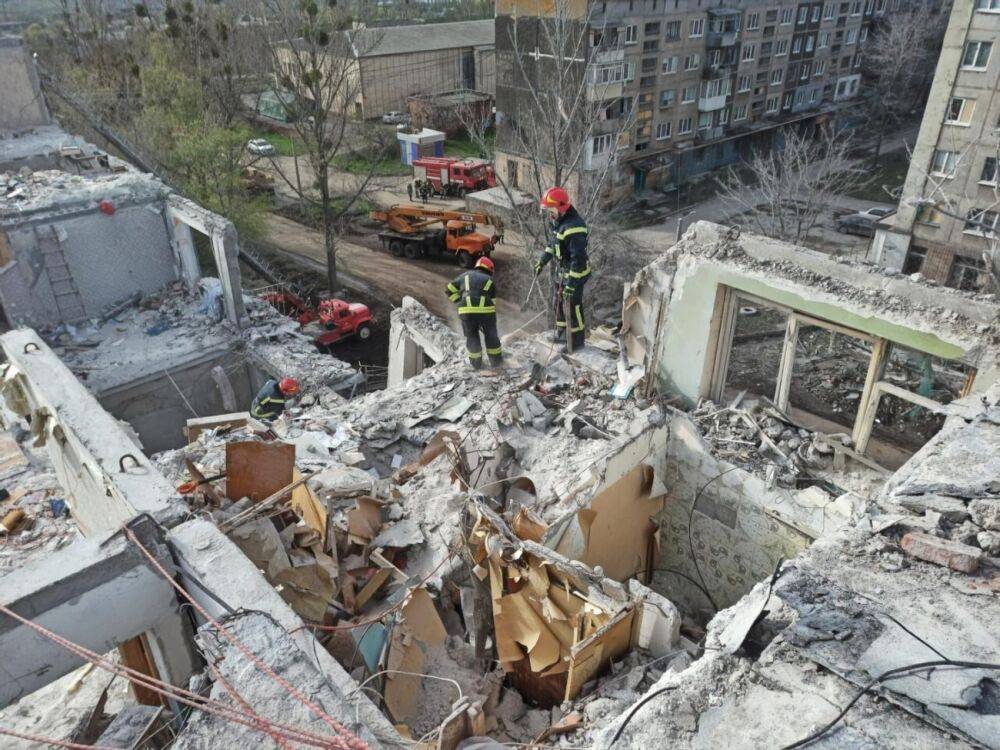 В Славянске Число жертв российского удара достигло 12 человек. Под завалами могут быть еще трое людей – ГСЧС