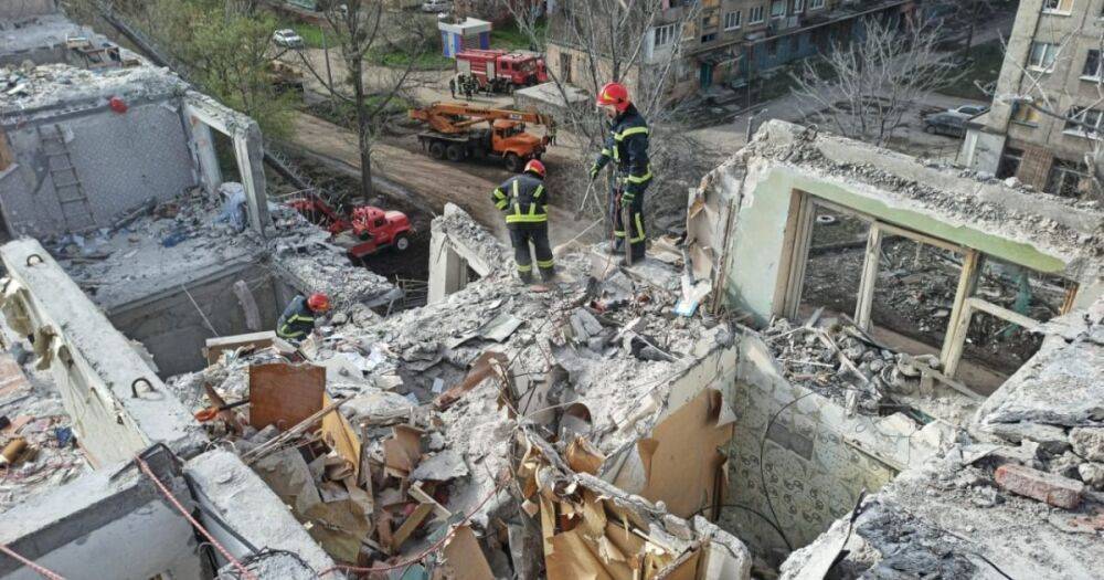 Обстрел многоэтажки в Славянске: количество жертв атаки РФ возросло (фото)