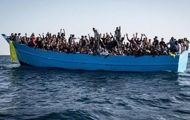 У побережья Италии спасли около 600 мигрантов