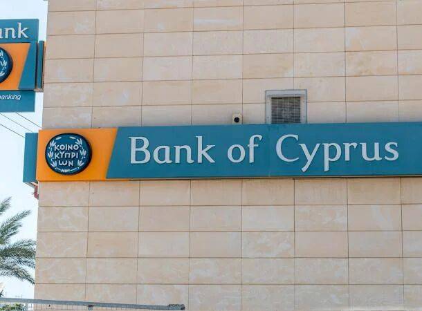 Крупнейший банк Кипра закрывает счета россиян