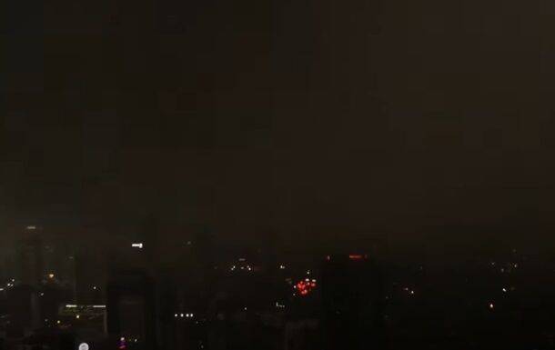 Стамбул окутали гигантские валовые облака