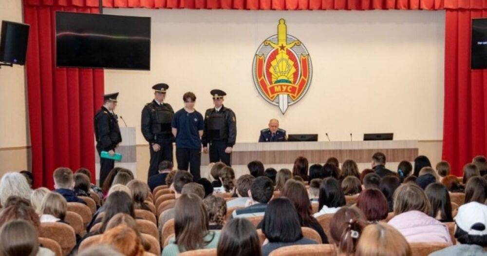 В Беларуси силовики напугали учеников колледжа показательным арестом в актовом зале (ФОТО)