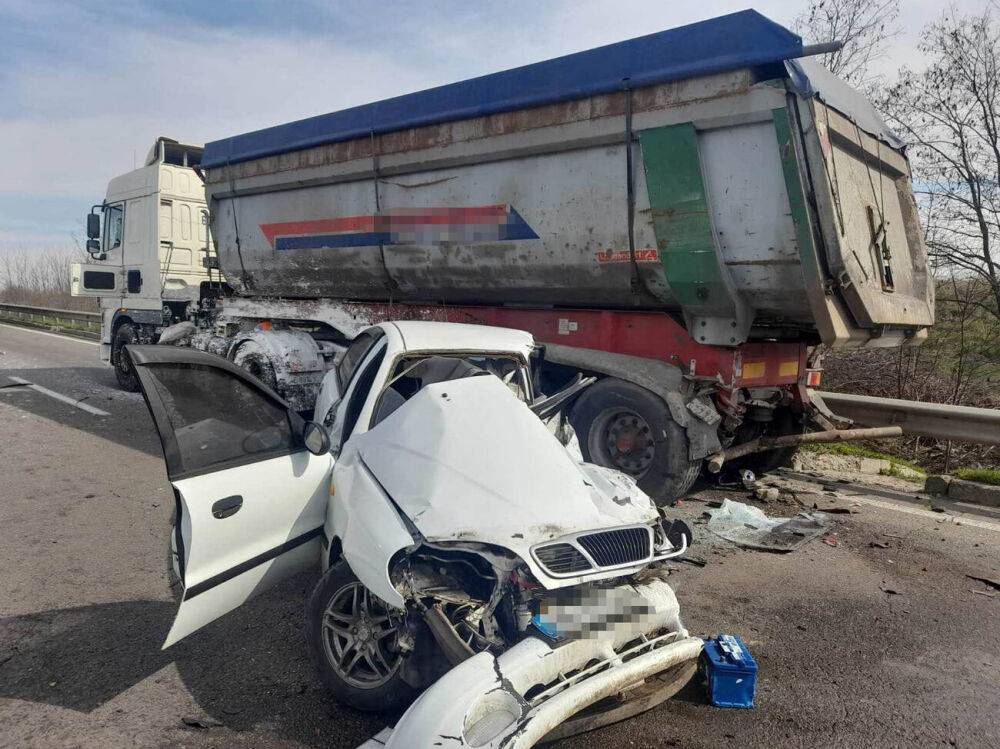 В Одесской области легковой автомобиль столкнулся с грузовиком, погибла супружеская пара – полиция