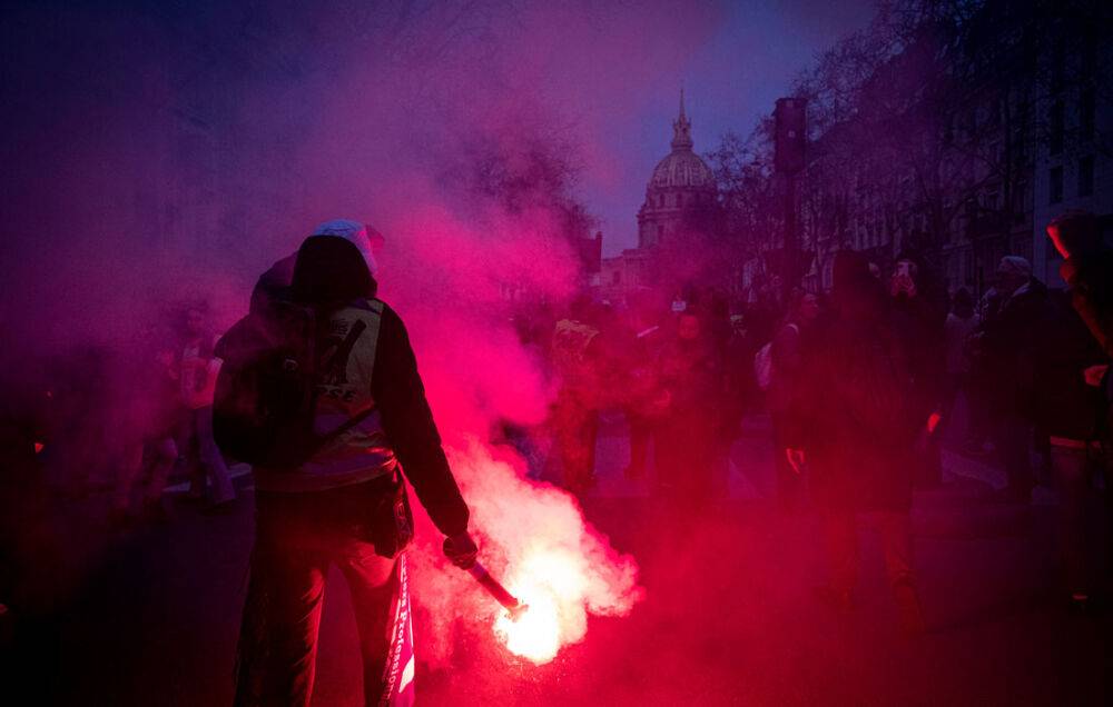 Более тысячи полицейских и пожарных были ранены в ходе протестов во Франции