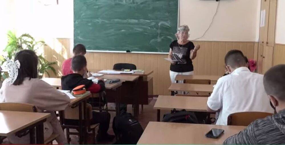 Сразу после сокращения "лишних" предметов: школы в Украине решили перевести на 12-летнюю систему, к чему готовиться