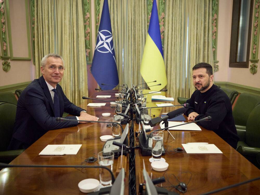 Зеленский попросил Столтенберга помочь "преодолеть сдержанность партнеров" в поставках Украине современной авиации и дальнобойного оружия