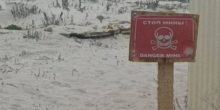 На пляжах в Крыму появились таблички о минах — фото