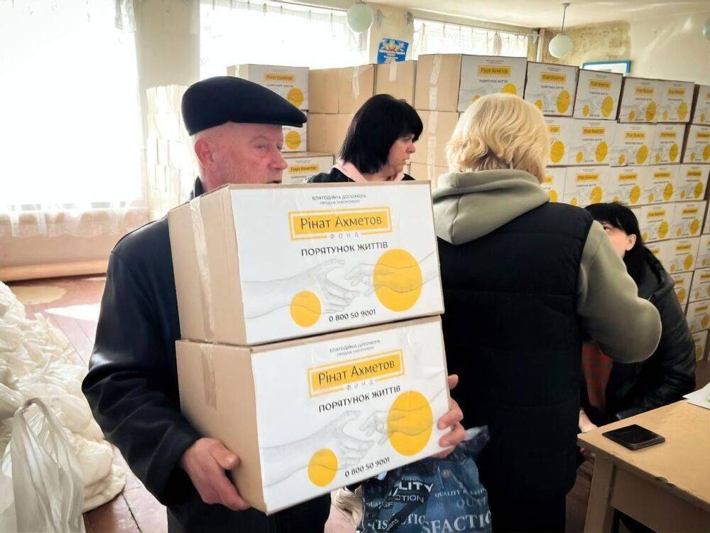 В Богдановке и Новомосковске гуманитарную помощь от Фонда Рината Ахметова получают переселенцы из Луганской области