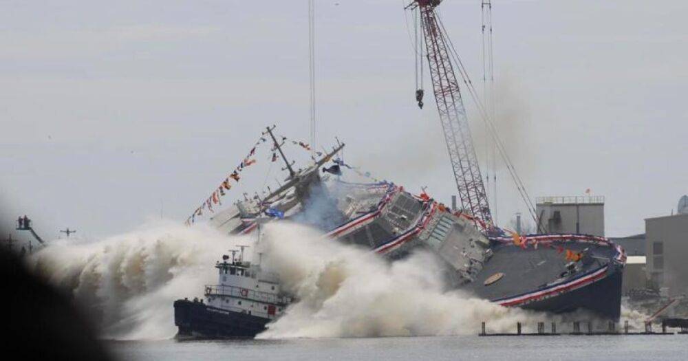 Новый крейсер USS Cleveland рухнул в воду: в ВМС США пояснили причину неудачного спуска (видео)