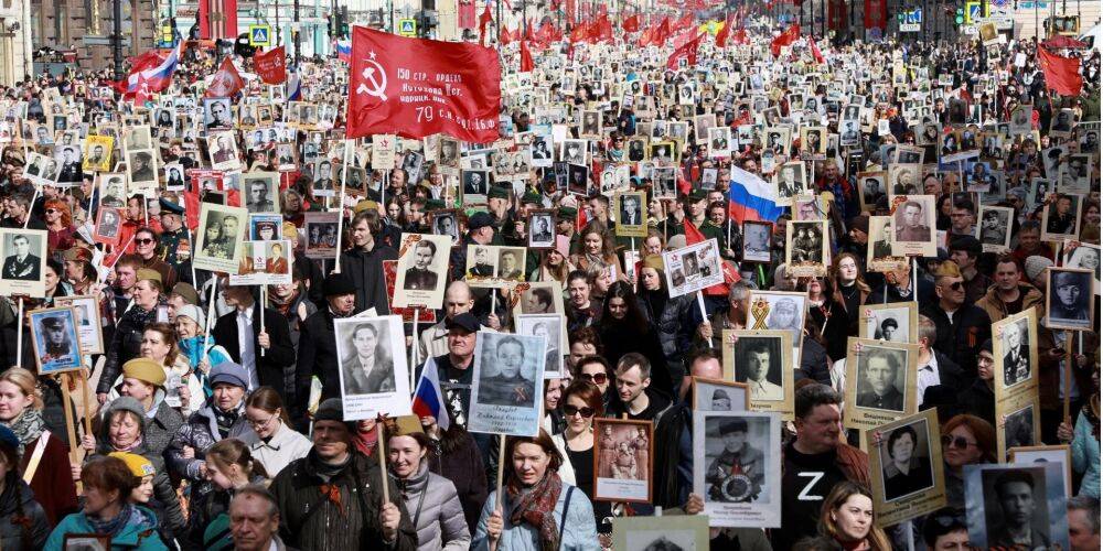 Британская разведка объяснила, почему на самом деле Кремль отменил марши памяти Бессмертного полка
