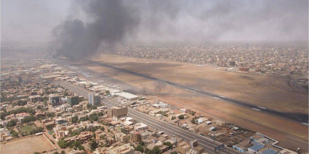 Военный конфликт в Судане. Великобритания и США эвакуировали свои посольства из Хартума
