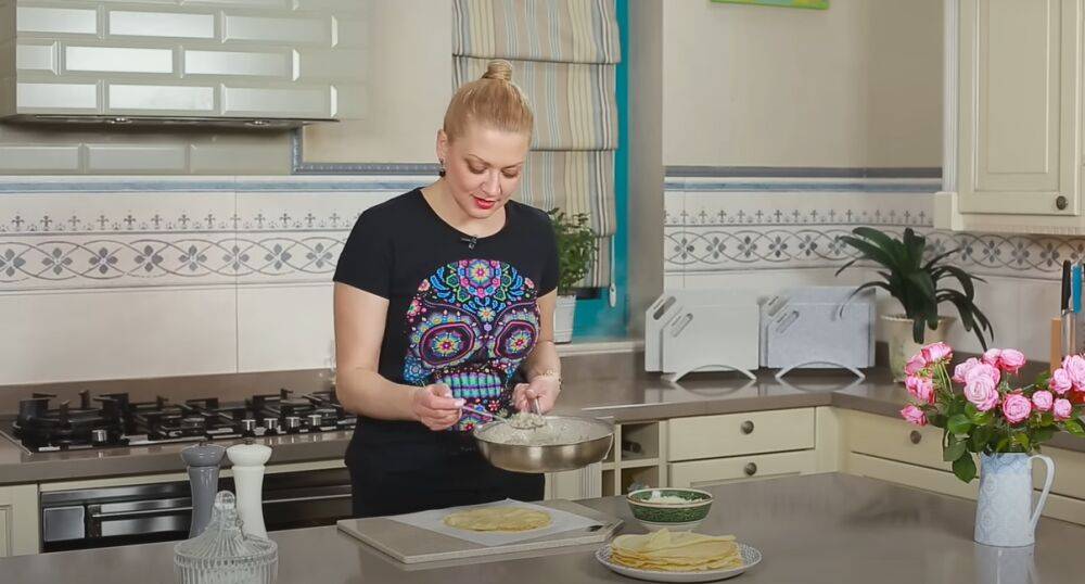Звезда "Мастер Шеф" Литвинова поделилась рецептом торта из блинов с грибами: "Для семейного застолья"