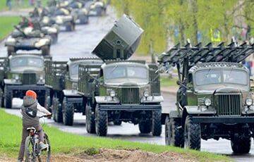 На двух белорусских трассах зафиксировали крупные колонны с российской военной техникой