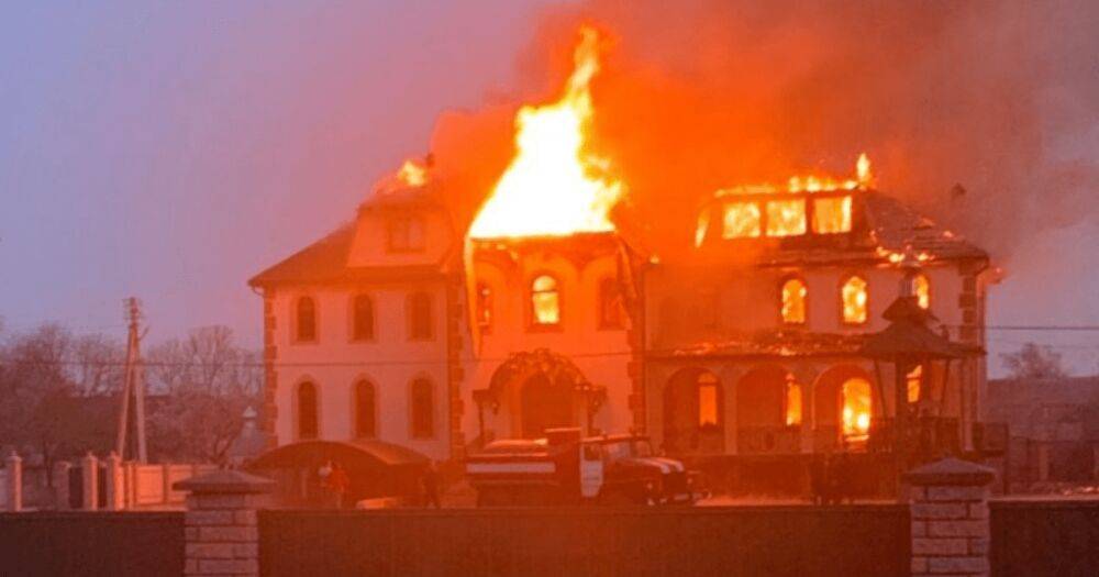 На Буковине горела церковь УПЦ: епархия утверждает "профессиональный поджог" (фото, видео)