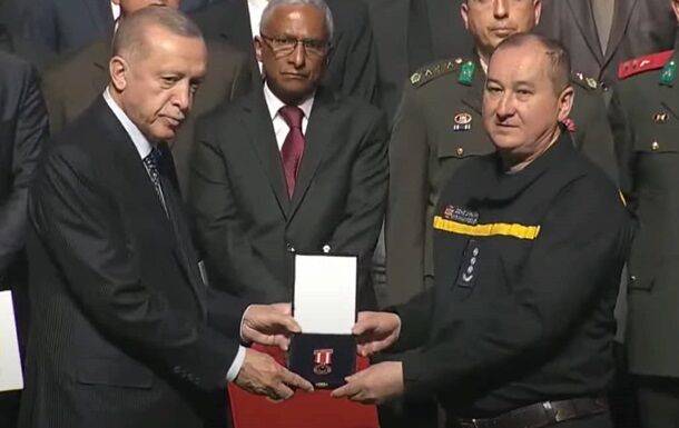 Эрдоган наградил медалями спасателей Украины