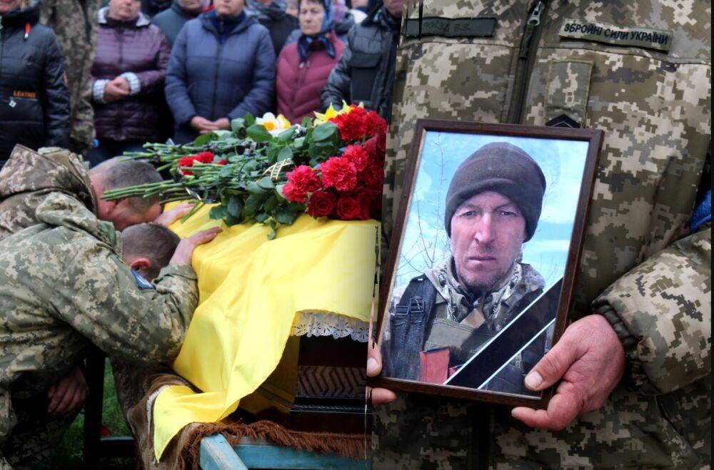 Во время боя отец накрыл сына своим телом и погиб: Украина простилась с Героем