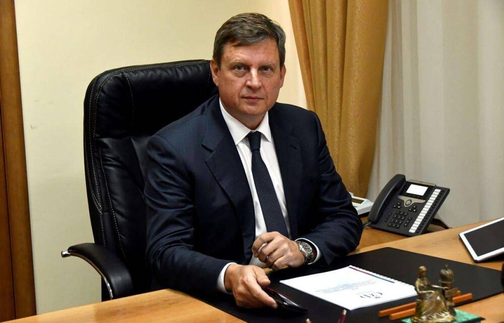 С Днем российского парламентаризма поздравляет сенатор Российской Федерации Андрей Епишин