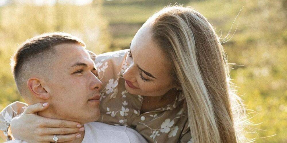 Футболист сборной Украины, избивший нахального россиянина, объявил о помолвке со своей девушкой — видео