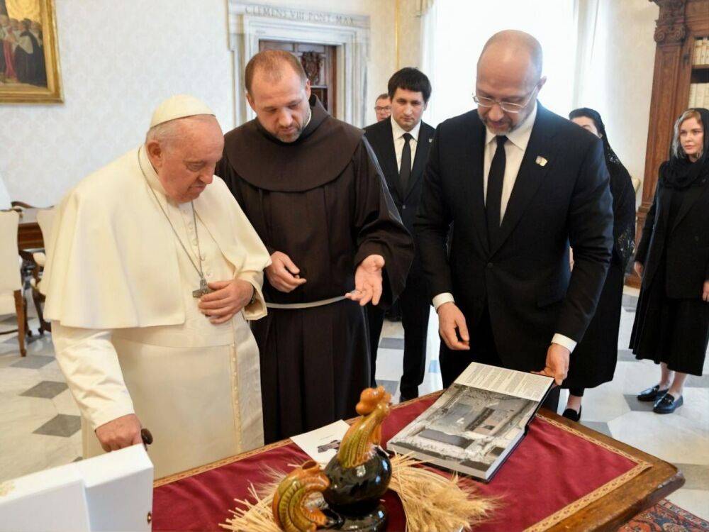 Шмыгаль встретился с папой римским и передал фотоальбом о преступлениях РФ в Украине