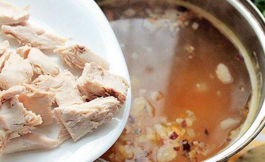 Он божественен: рецепт густого наваристого куриного супа с фасолью и плавленым сыром
