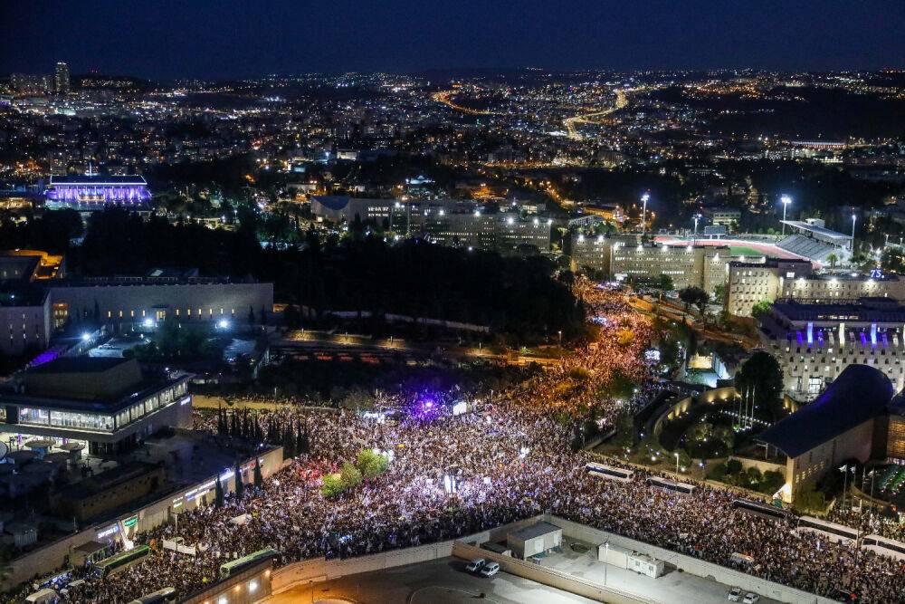 На «миллионную демонстрацию» в поддержку реформы вышли около ста тысяч человек