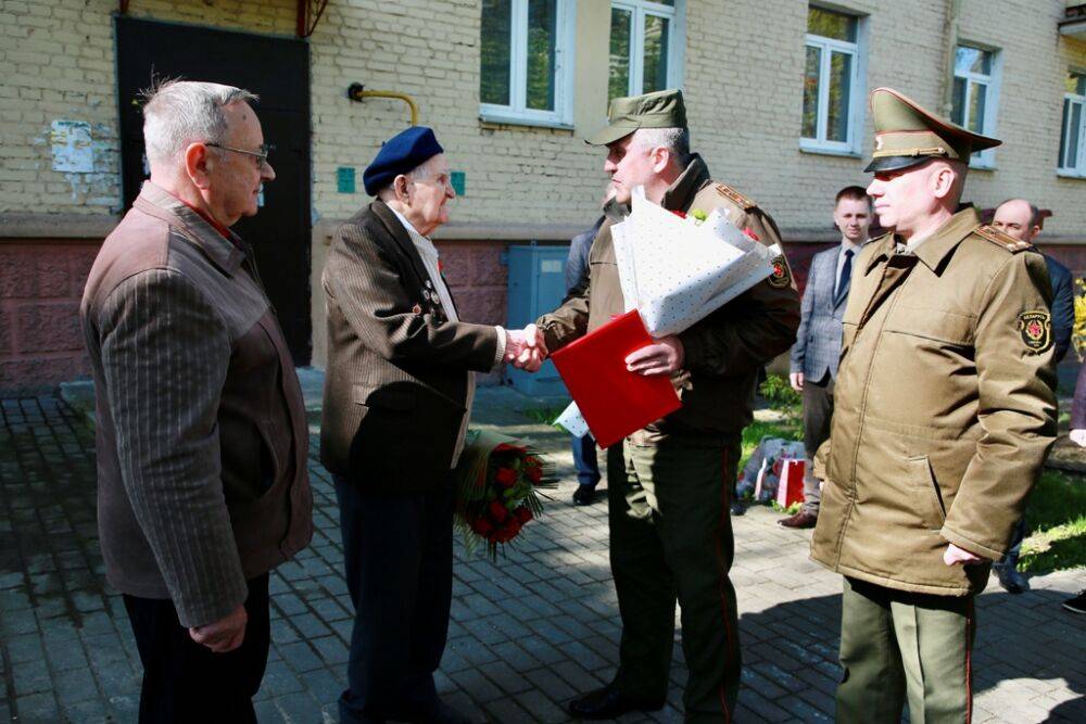 «Святая обязанность – чтить тех, кто подарил белорусскому народу мир». Ветерана Великой Отечественной войны Семена Подофедова поздравили со 104-летием