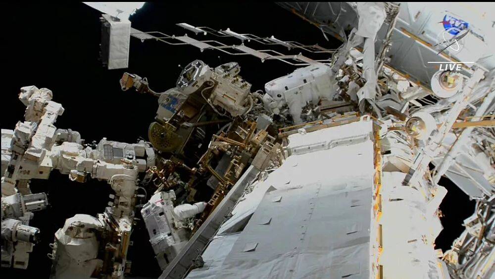 Впервые в открытый космос выходит арабский космонавт