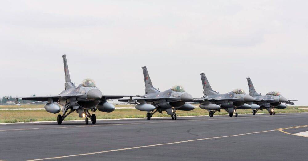 Кулеба отреагировал на ракетный террор РФ и призвал мир вооружить Украину F-16