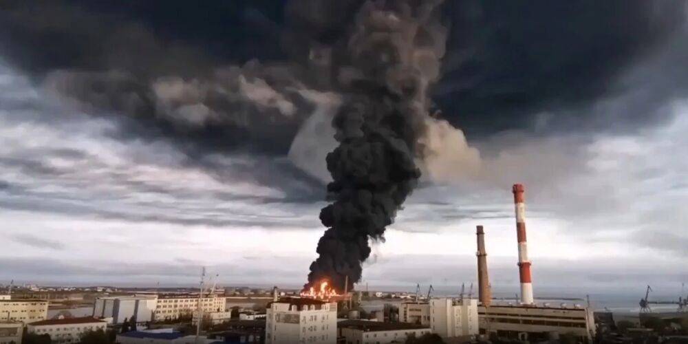«Самый сложный из всех возможных». Оккупанты признали, что пожар на топливной базе в Севастополе быстро не ликвидировать — новые видео