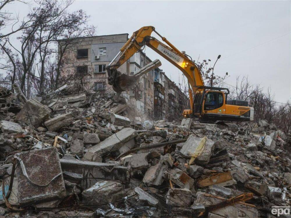 "Три выставочных дома, чтобы снимать пропаганду". Подоляк показал фото Мариуполя-2023