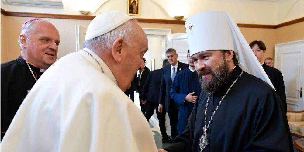 Приветствовал объятиями. Папа Франциск в Венгрии встретился с подсанкционным митрополитом РПЦ Илларионом