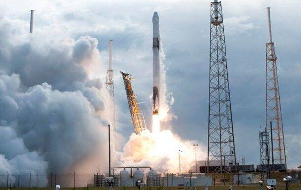 SpaceX запустила 10 военных спутников