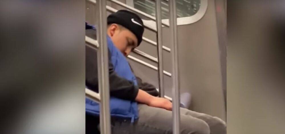 На спящем пассажире в метро поселилась крыса: реакция мужчины поражает