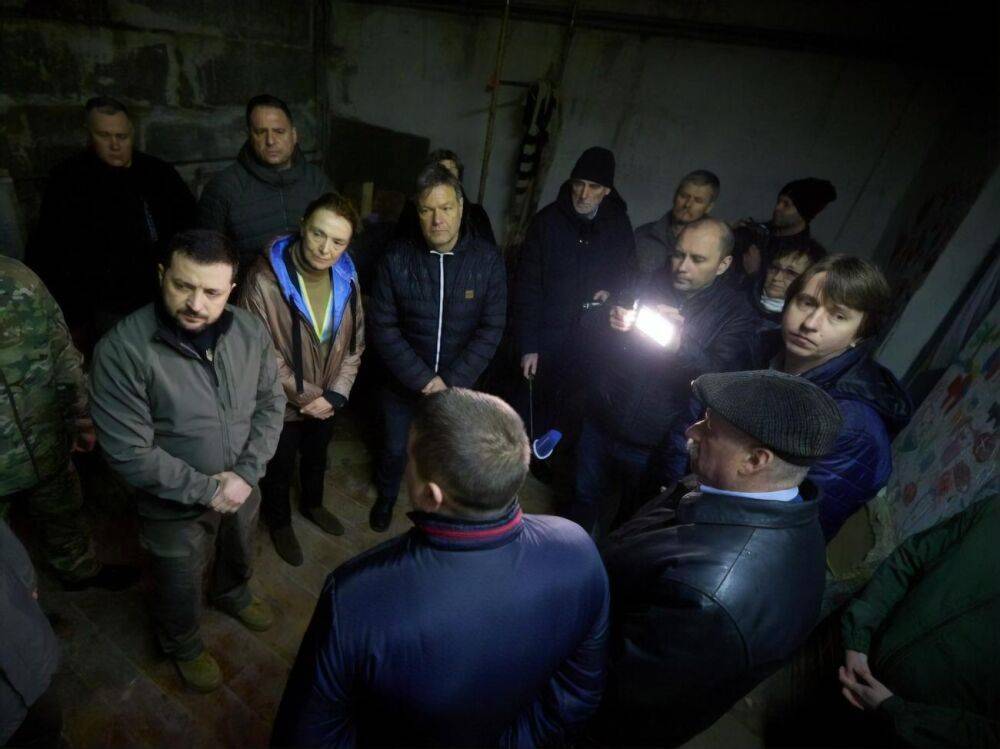 Зеленский в Ягодном: Желаю Путину провести остаток дней в подвале с ведром вместо туалета