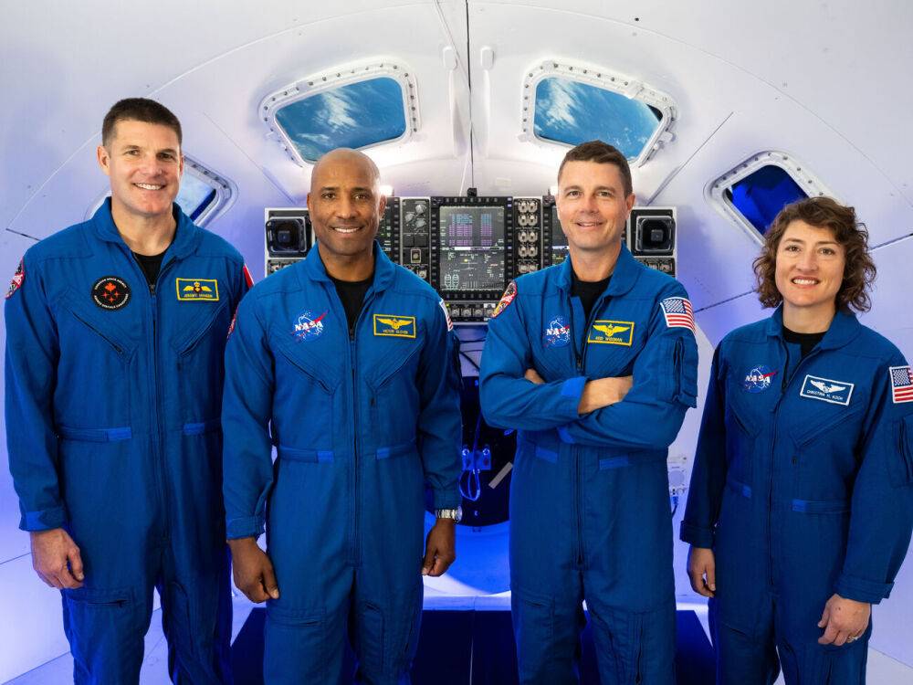 NASA объявила состав экипажа окололунной миссии. Среди них первая женщина