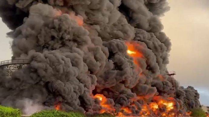 После пожара на нефтебазе в Севастополе по городу ходят "панические слухи" – штаб