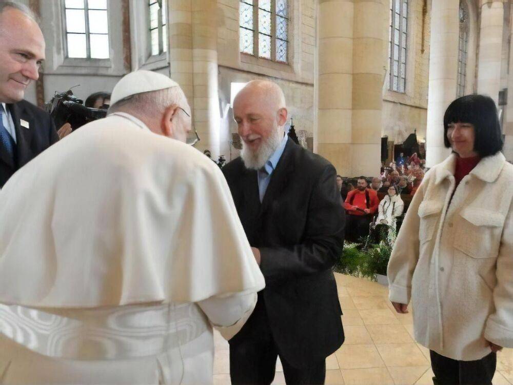 Папа римский встретился с украинскими беженцами в Венгрии