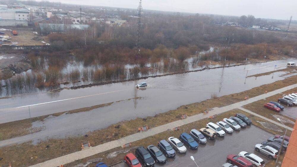 «Знаменитая Фрунзенская набережная»: в Твери дорога превратилась в реку