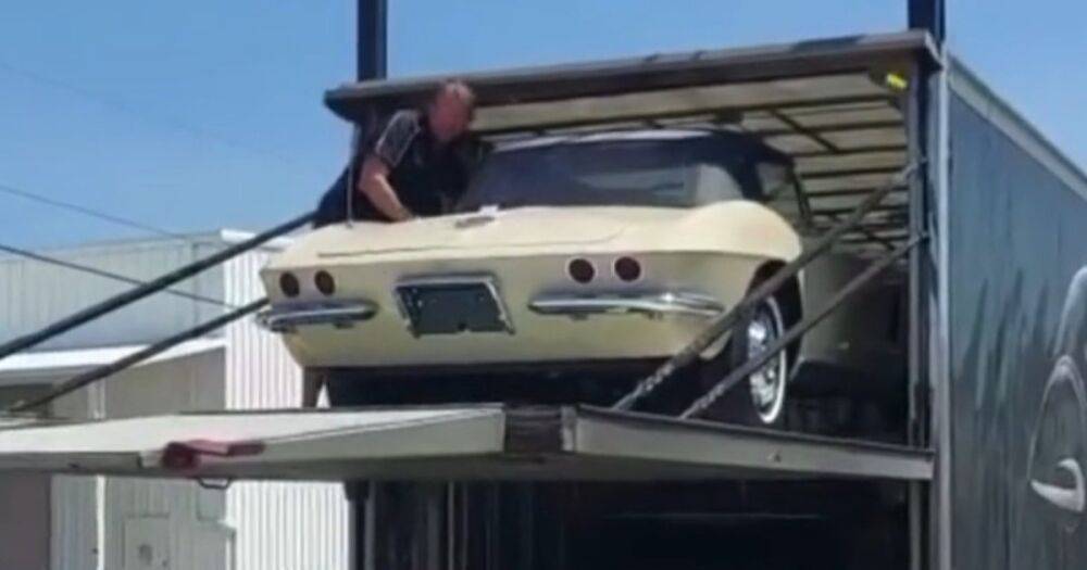 Раритетный Chevrolet Corvette попал в ДТП во время передачи владельцу (видео)