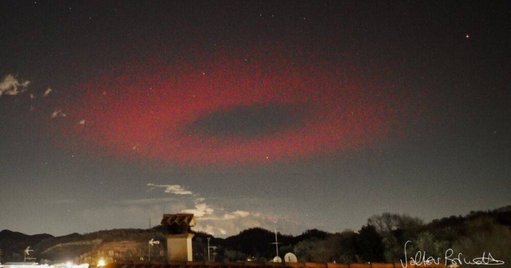 Странное кольцо красного света, похожее на НЛО, появилось в небе над Италией: что это было (фото)