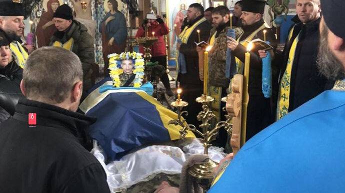 На Буковине УПЦ МП не пускала в церковь верующих отпеть погибшего воина