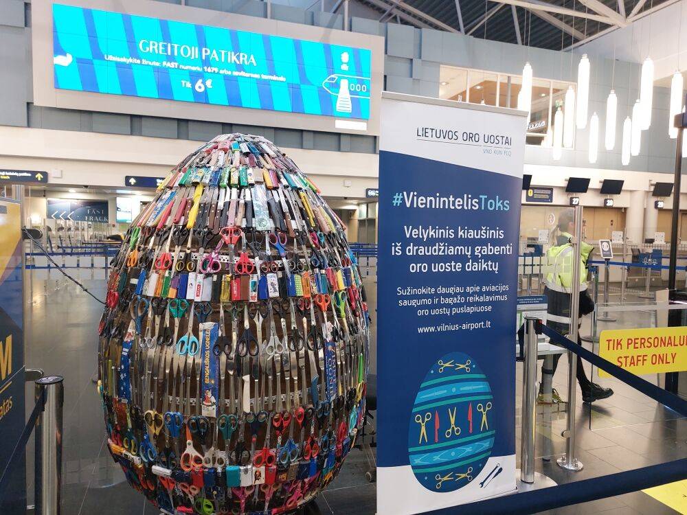 В Вильнюсском аэропорту пассажиров встречает оригинальное пасхальное яйцо из запрещённых предметов