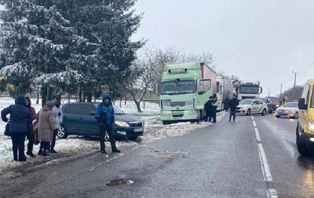 На Львовщине автомобиль сбил мать с четырехлетним ребенком, мальчик погиб